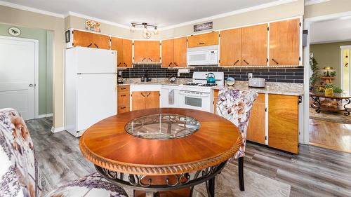 2125 Sunset Boulevard, Creston, BC - Indoor Photo Showing Kitchen