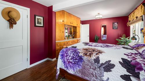 2125 Sunset Boulevard, Creston, BC - Indoor Photo Showing Bedroom