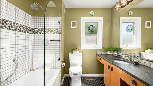 2125 Sunset Boulevard, Creston, BC - Indoor Photo Showing Bathroom