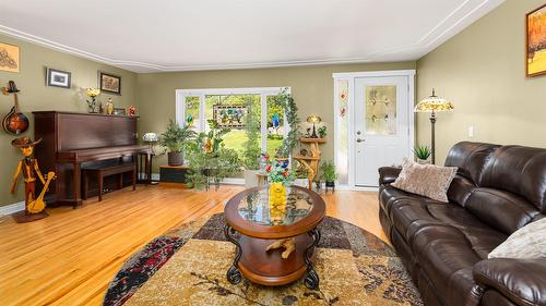 2125 Sunset Boulevard, Creston, BC - Indoor Photo Showing Living Room