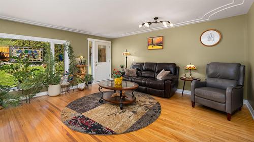 2125 Sunset Boulevard, Creston, BC - Indoor Photo Showing Living Room