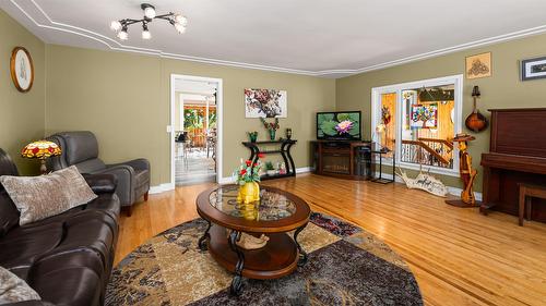 2125 Sunset Boulevard, Creston, BC - Indoor Photo Showing Living Room