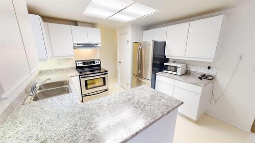3109 Mt Royal Drive, Cranbrook, BC - Indoor Photo Showing Kitchen With Double Sink