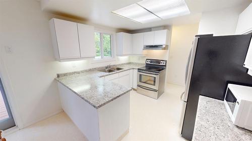3109 Mt Royal Drive, Cranbrook, BC - Indoor Photo Showing Kitchen With Double Sink