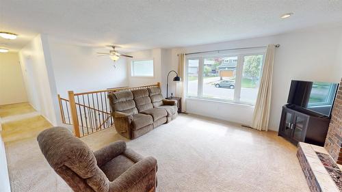 3109 Mt Royal Drive, Cranbrook, BC - Indoor Photo Showing Living Room