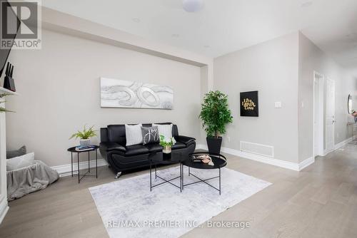 140 Dolce Crescent, Vaughan, ON - Indoor Photo Showing Living Room