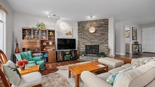 5821 Atkinson Crescent, Peachland, BC - Indoor Photo Showing Living Room With Fireplace