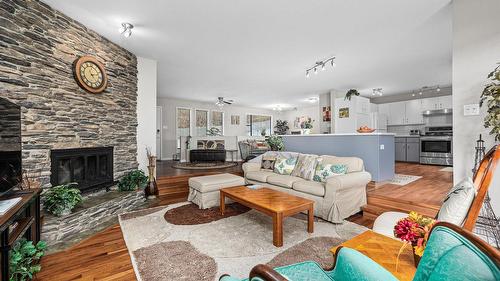 5821 Atkinson Crescent, Peachland, BC - Indoor Photo Showing Living Room With Fireplace