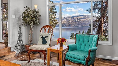 5821 Atkinson Crescent, Peachland, BC - Indoor Photo Showing Living Room