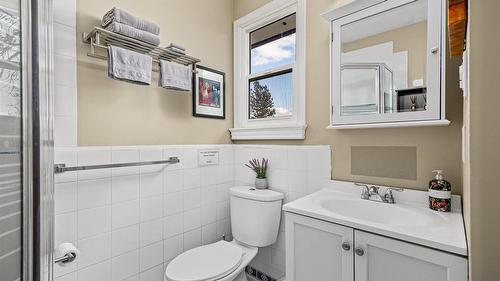 5821 Atkinson Crescent, Peachland, BC - Indoor Photo Showing Bathroom