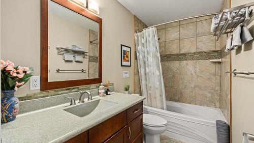 5821 Atkinson Crescent, Peachland, BC - Indoor Photo Showing Bathroom
