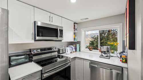 5821 Atkinson Crescent, Peachland, BC - Indoor Photo Showing Kitchen