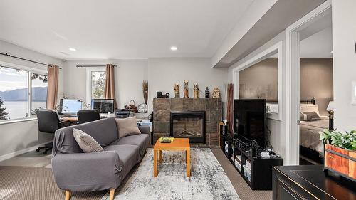 5821 Atkinson Crescent, Peachland, BC - Indoor Photo Showing Living Room With Fireplace