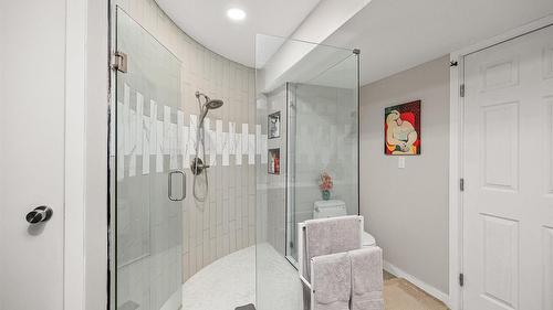5821 Atkinson Crescent, Peachland, BC - Indoor Photo Showing Bathroom