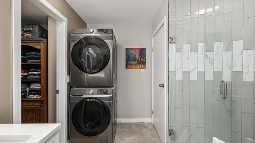 5821 Atkinson Crescent, Peachland, BC - Indoor Photo Showing Laundry Room