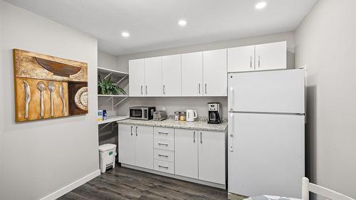 5821 Atkinson Crescent, Peachland, BC - Indoor Photo Showing Kitchen