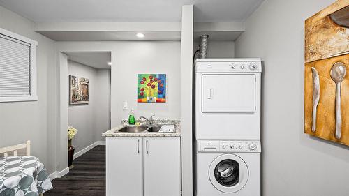 5821 Atkinson Crescent, Peachland, BC - Indoor Photo Showing Laundry Room
