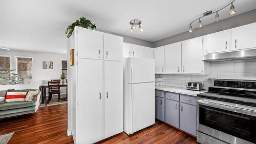 5821 Atkinson Crescent, Peachland, BC - Indoor Photo Showing Kitchen