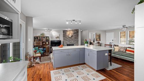 5821 Atkinson Crescent, Peachland, BC - Indoor Photo Showing Kitchen