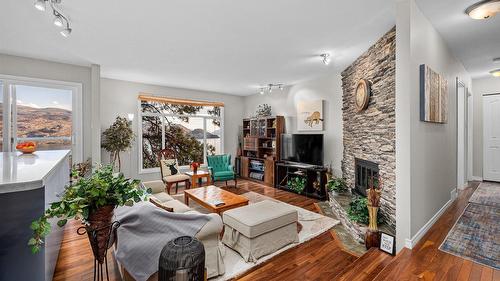 5821 Atkinson Crescent, Peachland, BC - Indoor Photo Showing Living Room With Fireplace