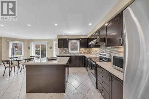 42 Kevi Crescent, Richmond Hill, ON - Indoor Photo Showing Kitchen With Upgraded Kitchen