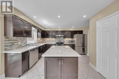 42 Kevi Crescent, Richmond Hill, ON - Indoor Photo Showing Kitchen With Upgraded Kitchen