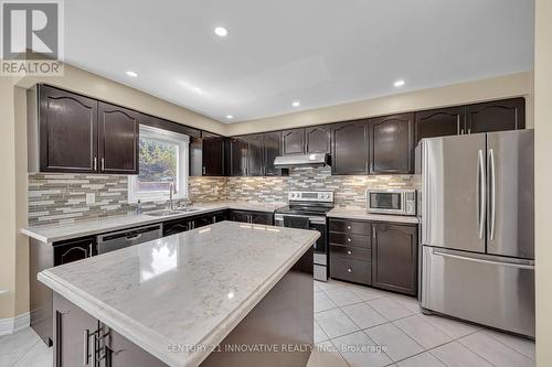 42 Kevi Crescent, Richmond Hill, ON - Indoor Photo Showing Kitchen With Upgraded Kitchen
