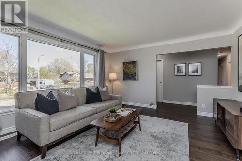 2 Glenbarr Road, St. Catharines, ON - Indoor Photo Showing Living Room