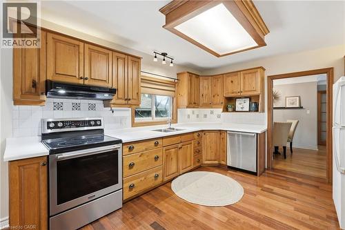 21 Brian Boulevard, Waterdown, ON - Indoor Photo Showing Kitchen