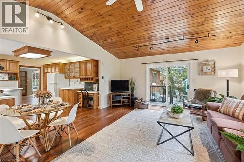 21 Brian Boulevard, Waterdown, ON - Indoor Photo Showing Living Room