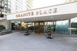 805 - 61 ST CLAIR AVENUE W Toronto, ON M4V 2Y8