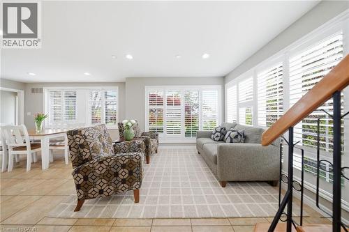 383 North Shore Boulevard W, Burlington, ON - Indoor Photo Showing Living Room