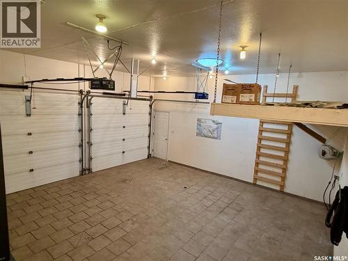 616 3Rd Street E, Spiritwood, SK - Indoor Photo Showing Garage