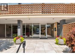 402 2135 ARGYLE AVENUE West Vancouver, BC V7V 1A5