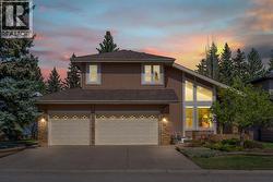 28 Woodacres Way SW  Calgary, AB T2W 4W3