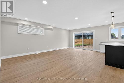 34 Postma Crescent, North Middlesex (Ailsa Craig), ON - Indoor