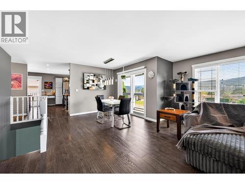 3445 Navatanee Drive, Kamloops, BC - Indoor Photo Showing Living Room