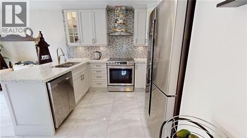 6466 Lisgar Drive, Mississauga, ON - Indoor Photo Showing Kitchen With Double Sink With Upgraded Kitchen