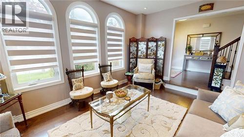 6466 Lisgar Drive, Mississauga, ON - Indoor Photo Showing Living Room