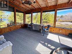 Sunroom wrapped in nature - 