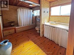 Ensuite bath - 