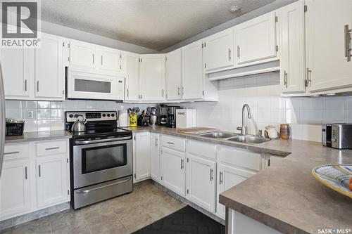 6831 Whelan Drive, Regina, SK - Indoor Photo Showing Kitchen With Double Sink