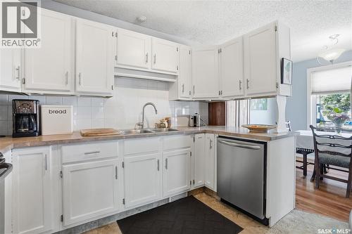 6831 Whelan Drive, Regina, SK - Indoor Photo Showing Kitchen With Double Sink