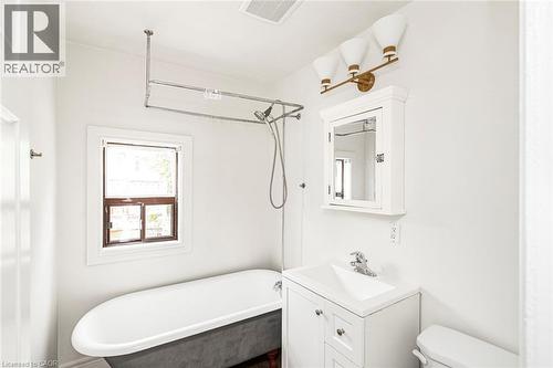 85 Oxford Street, Hamilton, ON - Indoor Photo Showing Bathroom