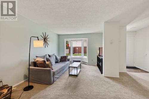 33 Haxby Private, Ottawa, ON - Indoor Photo Showing Living Room
