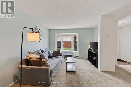 33 Haxby Private, Ottawa, ON - Indoor Photo Showing Living Room