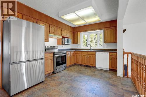 2419 Glamis Place E, Regina, SK - Indoor Photo Showing Kitchen