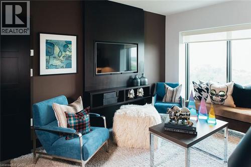 1235 Richmond Street Unit# 902, London, ON - Indoor Photo Showing Living Room