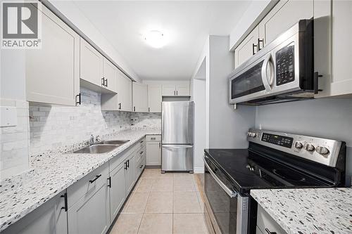 183 Bedford Crescent, Sarnia, ON - Indoor Photo Showing Kitchen With Double Sink With Upgraded Kitchen