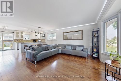 16 Palgrave Crescent, Brampton, ON - Indoor Photo Showing Living Room